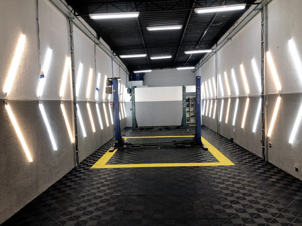 piso modular preto e amarelo instalado na mecânica do Albino Estrela